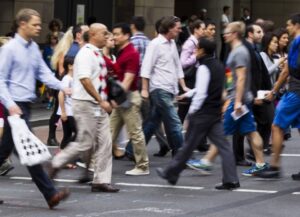 Argentinos respaldan bajar edad de imputabilidad pero se dividen en reforma laboral