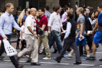 Argentinos respaldan bajar edad de imputabilidad pero se dividen en reforma laboral