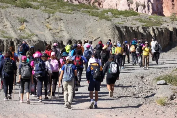 Más de 60 mujeres disfrutaron trekking en Purmamarca por su día