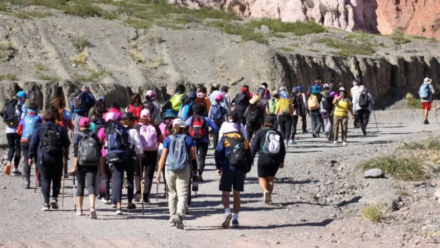 Más de 60 mujeres disfrutaron trekking en Purmamarca por su día