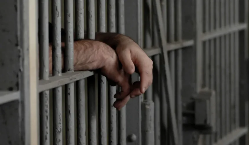 Mantienen detenido a violento acusado de amenazas a su ex pareja