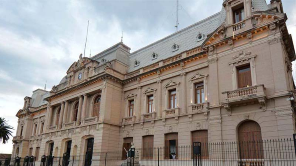 Gobierno rechaza protestas violentas en Casa de Gobierno por reclamo salarial
