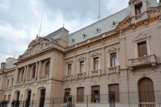 Gobierno rechaza protestas violentas en Casa de Gobierno por reclamo salarial