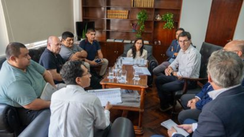 Tensión en Plaza Belgrano: reclamo salarial policial escaló con quema de gomas