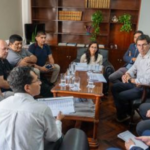 Tensión en Plaza Belgrano: reclamo salarial policial escaló con quema de gomas