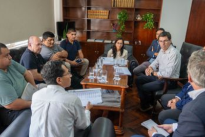 Tensión en Plaza Belgrano: reclamo salarial policial escaló con quema de gomas