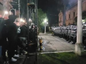 Policía detiene a efectivo detenido protestas en Jujuy