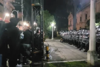 Policía detiene a efectivo detenido protestas en Jujuy