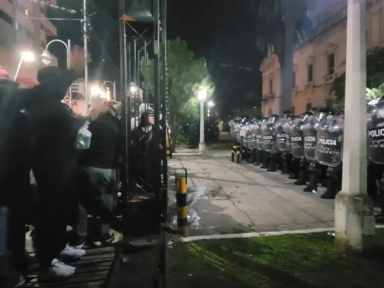 Policía detiene a efectivo detenido protestas en Jujuy