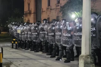 Agente aprehendido en reclamo salarial: acusan detención arbitraria