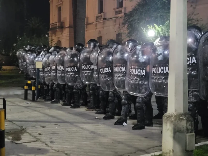 Agente aprehendido en reclamo salarial: acusan detención arbitraria