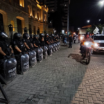 Docentes de Jujuy exigen recomposición salarial con marcha nocturna