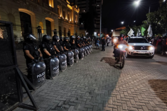 Docentes de Jujuy exigen recomposición salarial con marcha nocturna