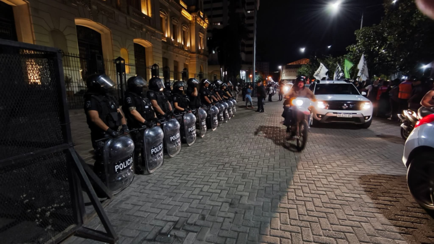 Docentes de Jujuy exigen recomposición salarial con marcha nocturna