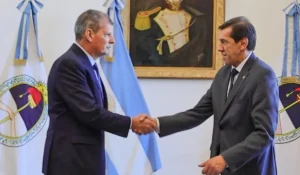 Pulleiro deja la cartera de Seguridad en medio de tensión policial