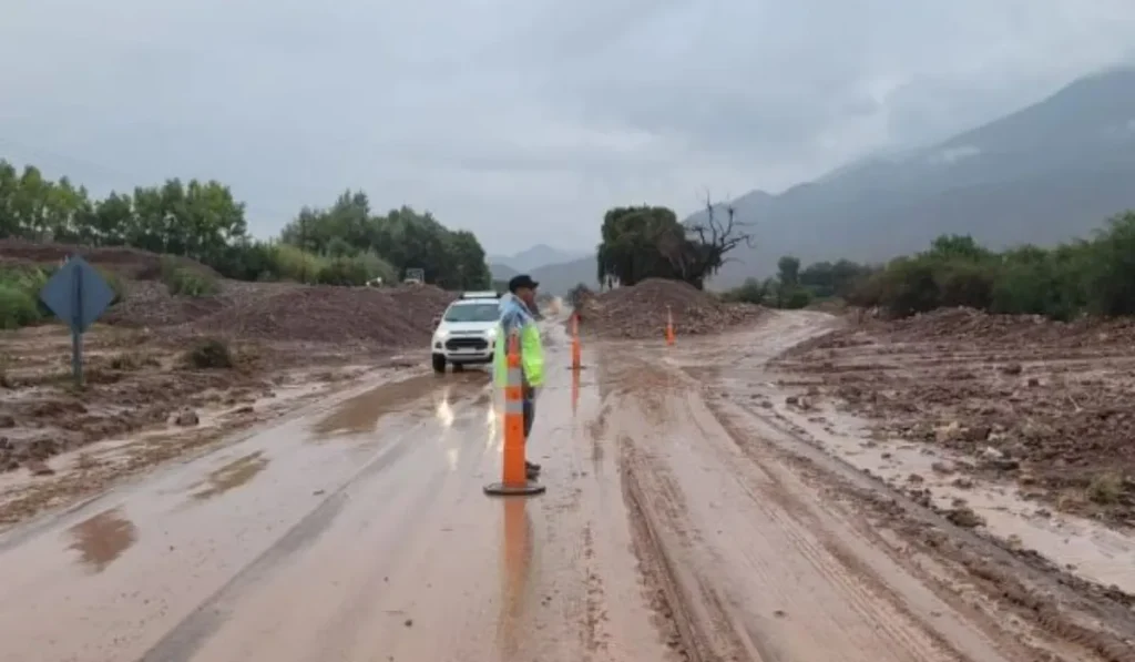 Cortes de rutas en Jujuy por crecidas de ríos y derrumbes