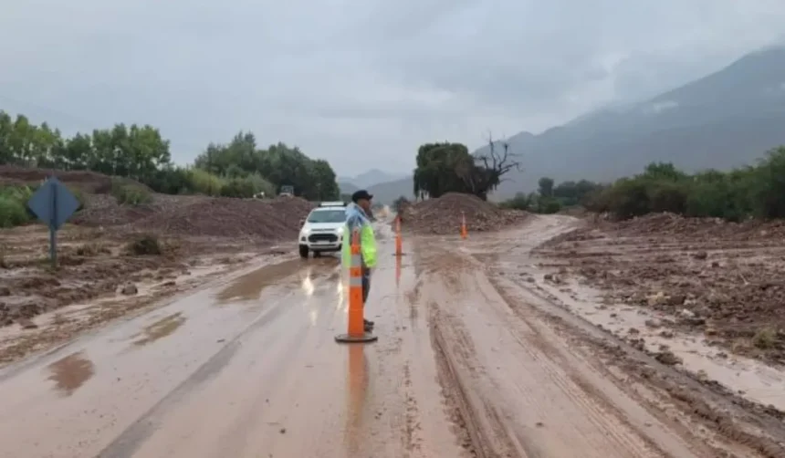 Cortes de rutas en Jujuy por crecidas de ríos y derrumbes