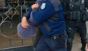 Vecinos detuvieron a un sujeto sorprendido dentro de una casa en Alto Comedero