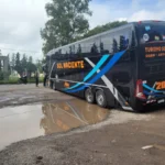Un colectivo quedó atascado en la Ruta 9 del Loteo Perovic por su mal estado