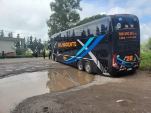 Un colectivo quedó atascado en la Ruta 9 del Loteo Perovic por su mal estado