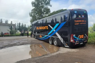Un colectivo quedó atascado en la Ruta 9 del Loteo Perovic por su mal estado