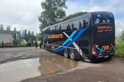 Un colectivo quedó atascado en la Ruta 9 del Loteo Perovic por su mal estado