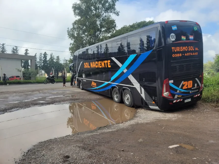 Un colectivo quedó atascado en la Ruta 9 del Loteo Perovic por su mal estado