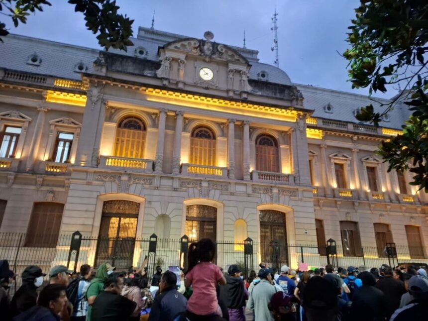 Efectivos policiales demandan documentación formal del reclamo policial Jujuy