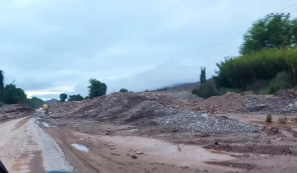Rutas cortadas por lluvias en Jujuy: alertas de la Policía provincial