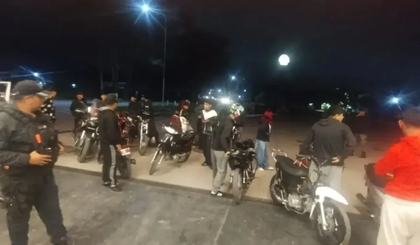 Caos de motos en Perico: vecinos se enfrentaron a jóvenes y denuncian abandono estatal