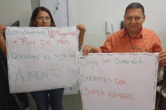 Maestros protestan en escuelas y anuncian medidas de fuerza