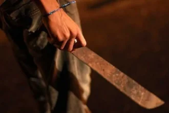 Dos estudiantes fueron asaltados con machetes en el barrio Almirante Brown