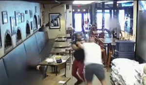 Violento ataque en lomitería céntrica deja a cliente amenazado