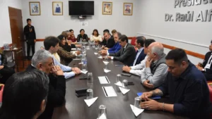 Sadir y Bernis debaten minería y municipalización de Alto Comedero con diputados