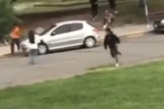 Violento enfrentamiento entre menores en la Plaza de los Inmigrantes