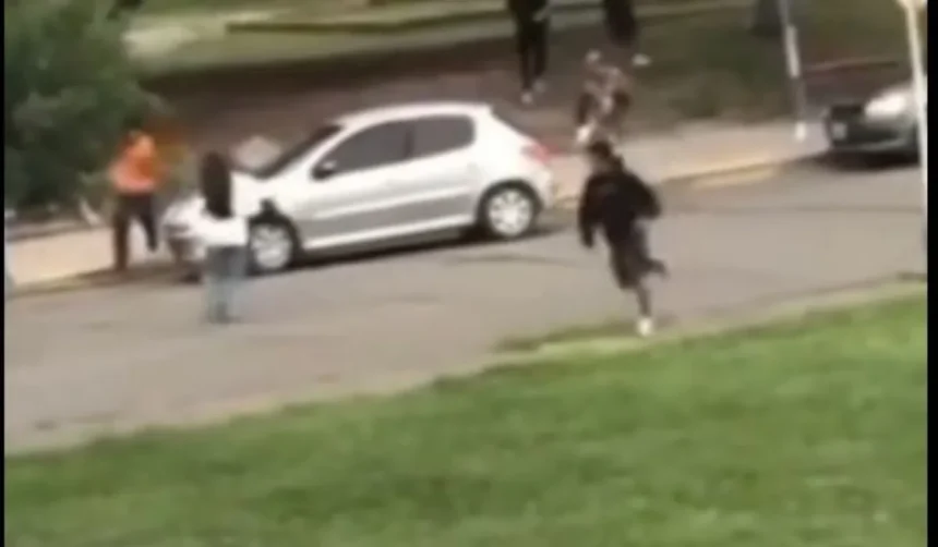 Violento enfrentamiento entre menores en la Plaza de los Inmigrantes