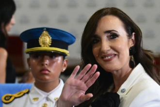 Villarruel cuestiona al Gobierno con mensaje irónico sobre viaje de Adorni