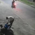 Asalto a mano armada en el barrio Malvinas: tres motochorros robaron a una mujer