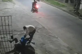 Asalto a mano armada en el barrio Malvinas: tres motochorros robaron a una mujer