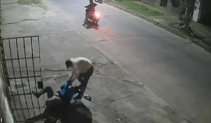 Asalto a mano armada en el barrio Malvinas: tres motochorros robaron a una mujer