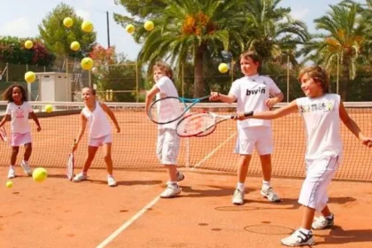 Tenis mundial celebración: un deporte que une a todas las edades