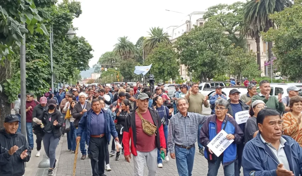 Cientos exigen aumentos: reclamo salarial policía genera movilización en Jujuy