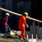 La informalidad laboral disminuyó levemente en 2025 pero continúa afectando a sectores vulnerables