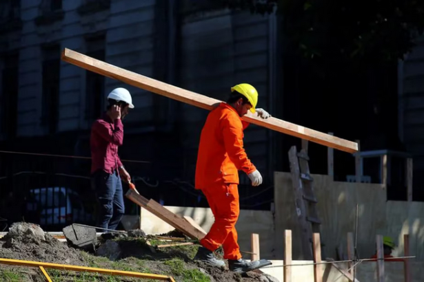 La informalidad laboral disminuyó levemente en 2025 pero continúa afectando a sectores vulnerables