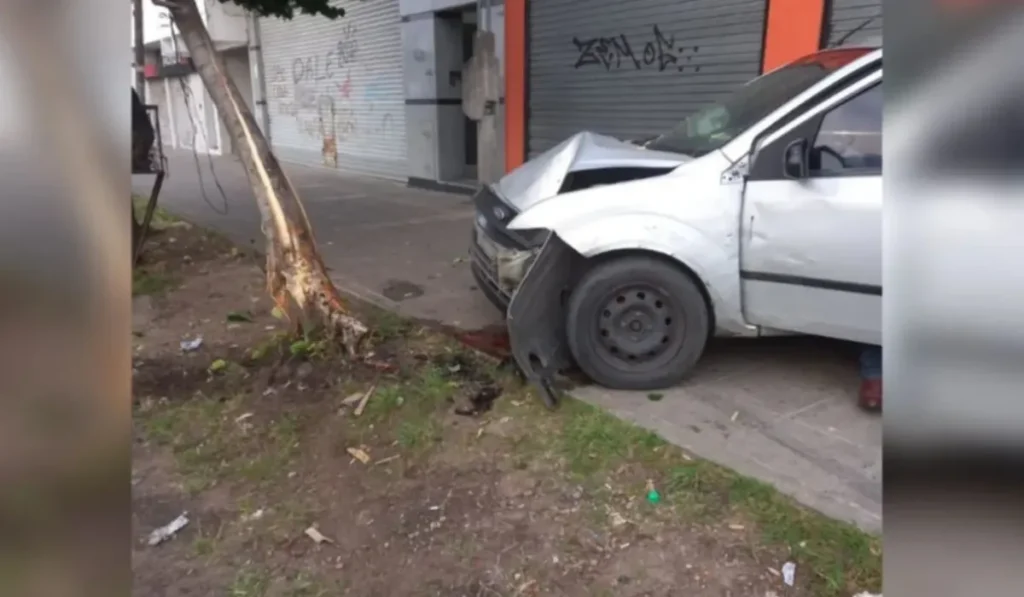 Conductor alcoholizado se durmió al volante y chocó contra un árbol en San Pedro