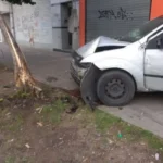 Conductor alcoholizado se durmió al volante y chocó contra un árbol en San Pedro