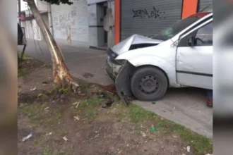 Conductor alcoholizado se durmió al volante y chocó contra un árbol en San Pedro