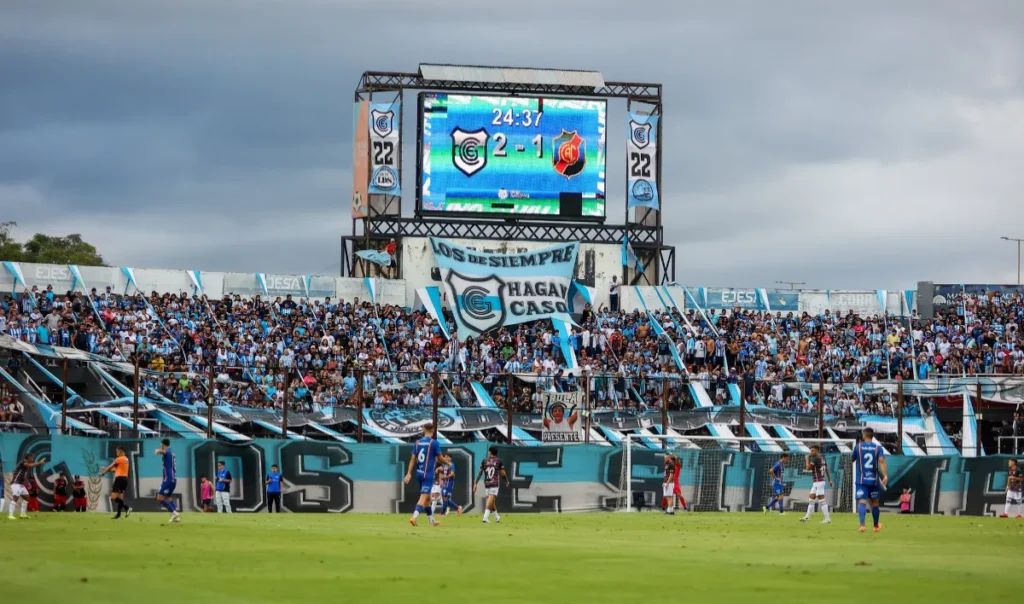 Regresan los hinchas visitantes al estadio 23 de Agosto en prueba piloto