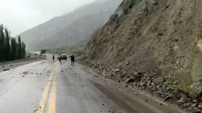 Cortes de rutas en Jujuy por crecidas y desmoronamientos