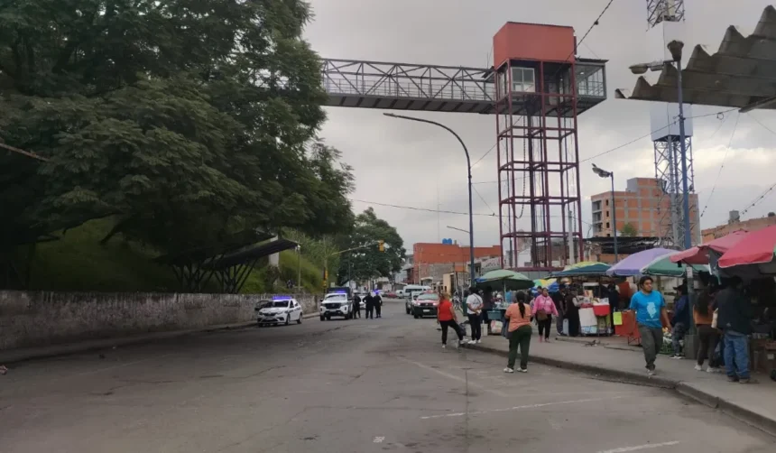 Muerte en el ascensor urbano: hombre se arrojó desde la pasarela de la vieja terminal